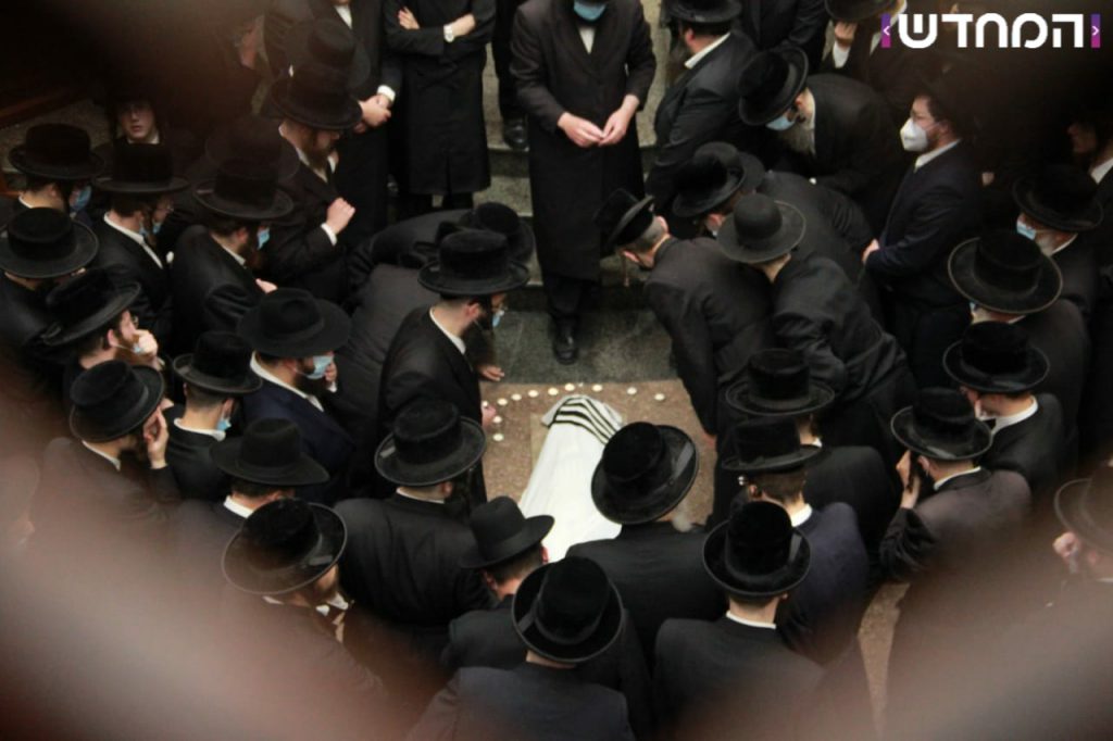 הוּסְרָה הַפָּרֹכֶת: מיטת הרבי מסאדיגורא זצ"ל הגיעה לבית המדרש • תיעוד