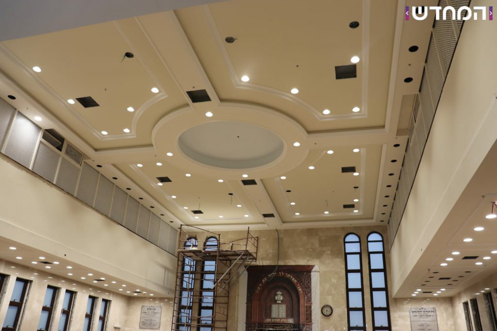 תיעוד: בית הכנסת של 'וויזשניץ -בית שמש' מוכן לקראת הימים הנוראים