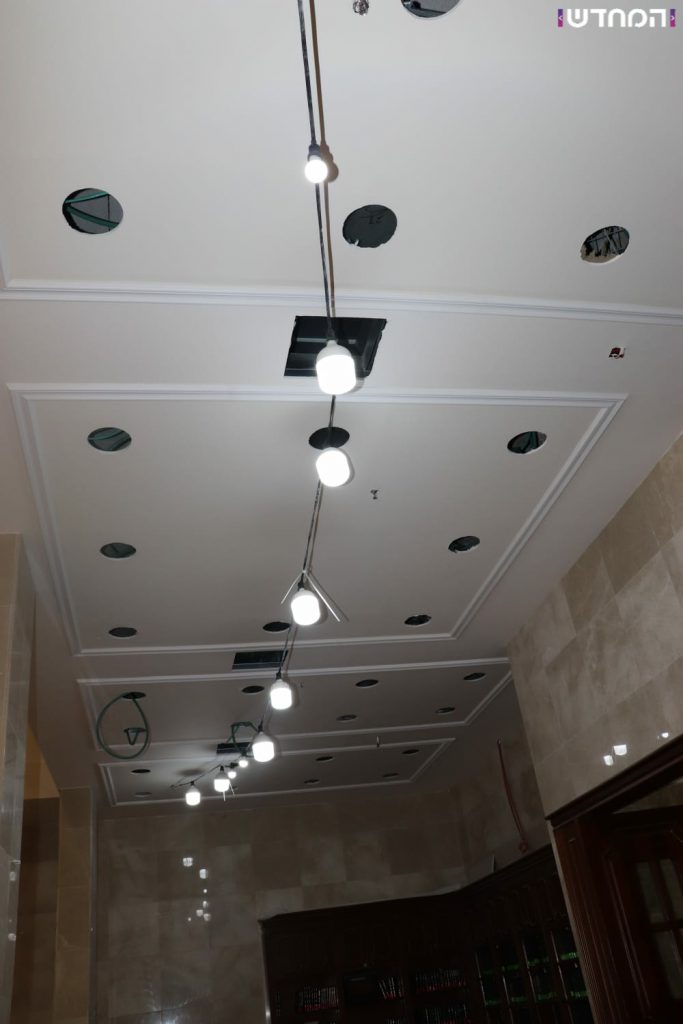 תיעוד: בית הכנסת של 'וויזשניץ -בית שמש' מוכן לקראת הימים הנוראים