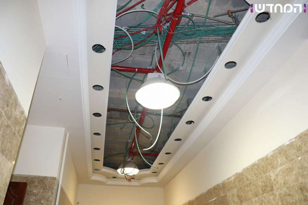 תיעוד: בית הכנסת של 'וויזשניץ -בית שמש' מוכן לקראת הימים הנוראים