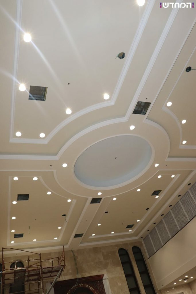 תיעוד: בית הכנסת של 'וויזשניץ -בית שמש' מוכן לקראת הימים הנוראים