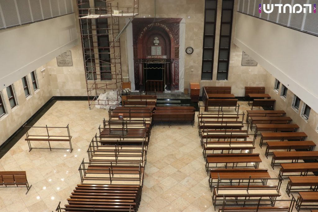 תיעוד: בית הכנסת של 'וויזשניץ -בית שמש' מוכן לקראת הימים הנוראים