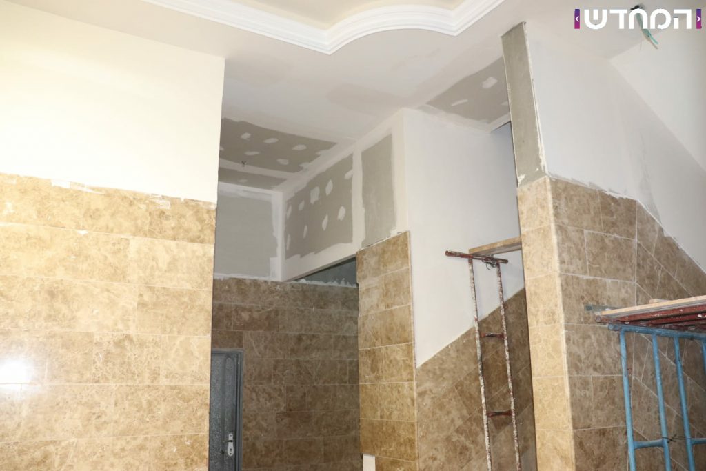 תיעוד: בית הכנסת של 'וויזשניץ -בית שמש' מוכן לקראת הימים הנוראים