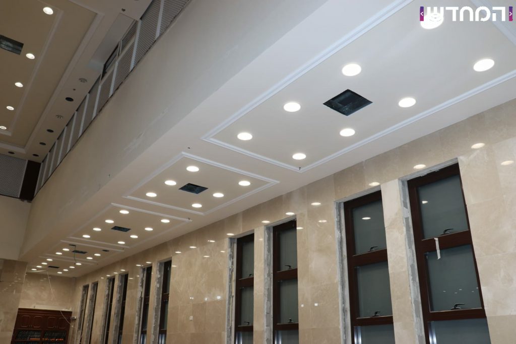 תיעוד: בית הכנסת של 'וויזשניץ -בית שמש' מוכן לקראת הימים הנוראים