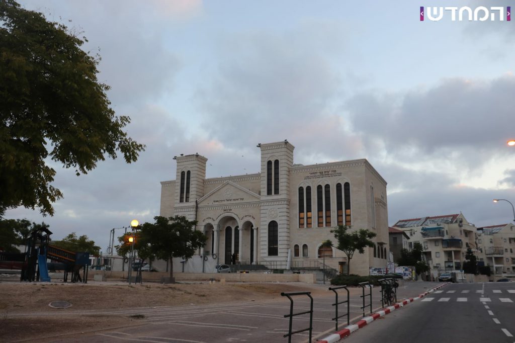 תיעוד: בית הכנסת של 'וויזשניץ -בית שמש' מוכן לקראת הימים הנוראים