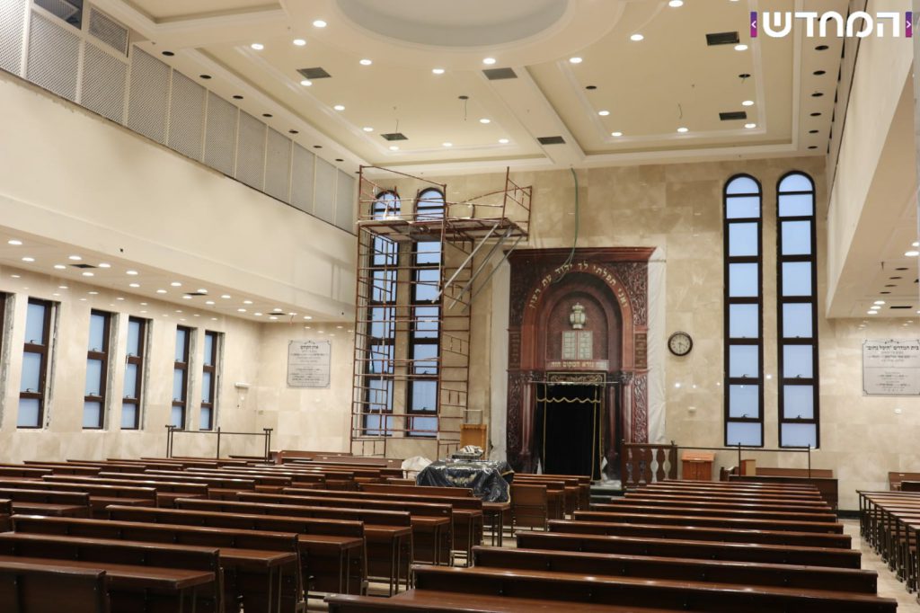תיעוד: בית הכנסת של 'וויזשניץ -בית שמש' מוכן לקראת הימים הנוראים