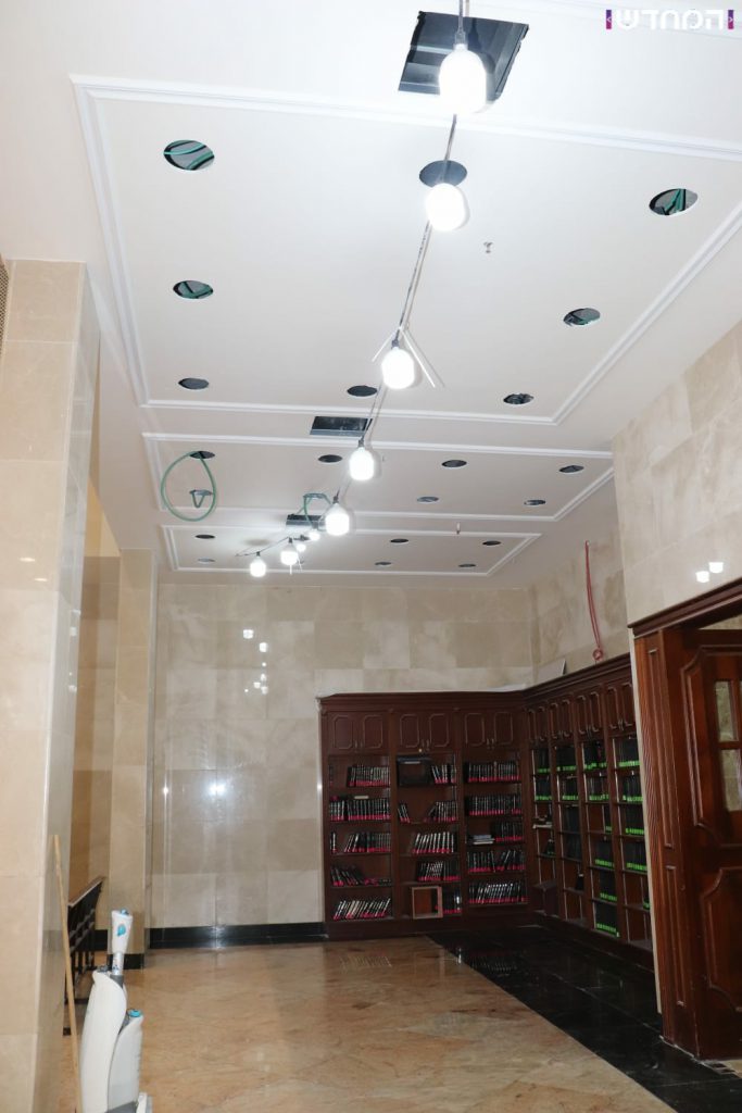 תיעוד: בית הכנסת של 'וויזשניץ -בית שמש' מוכן לקראת הימים הנוראים