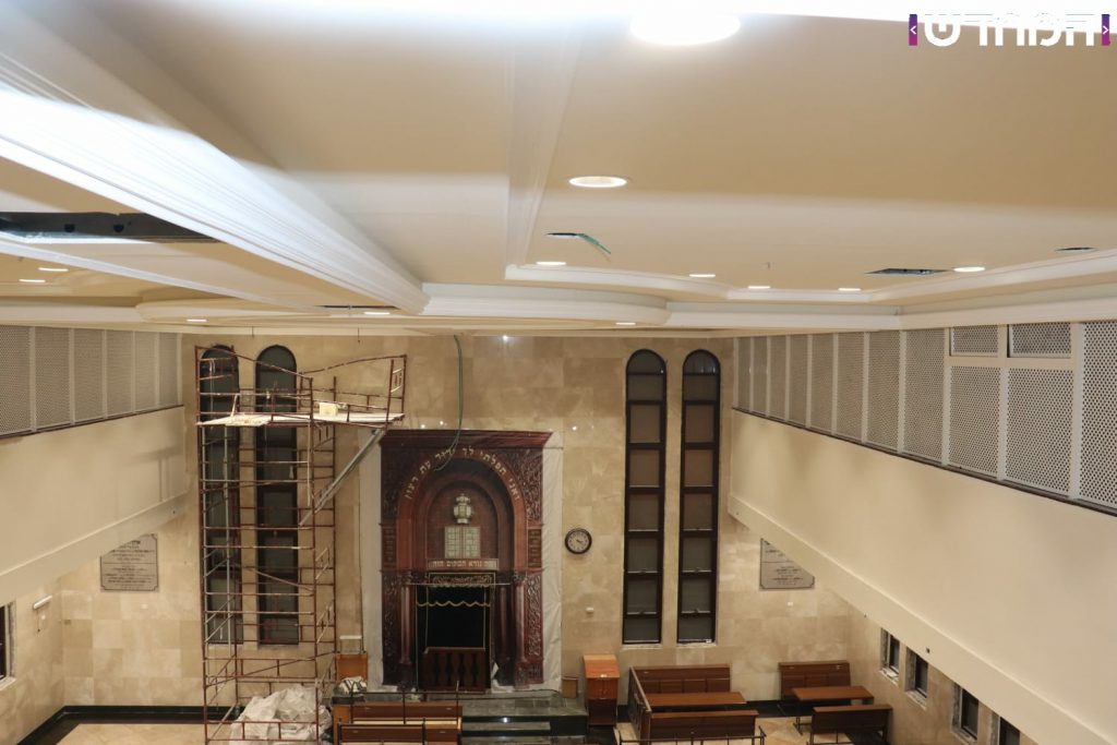 תיעוד: בית הכנסת של 'וויזשניץ -בית שמש' מוכן לקראת הימים הנוראים