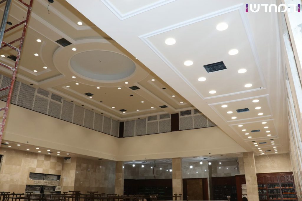 תיעוד: בית הכנסת של 'וויזשניץ -בית שמש' מוכן לקראת הימים הנוראים