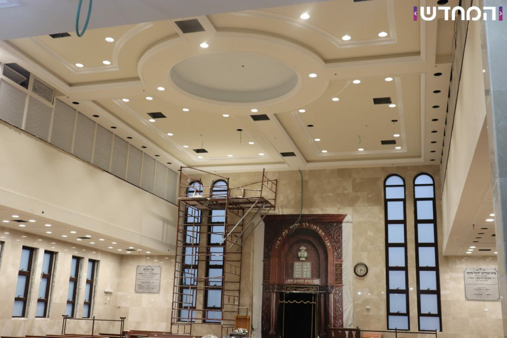 תיעוד: בית הכנסת של 'וויזשניץ -בית שמש' מוכן לקראת הימים הנוראים