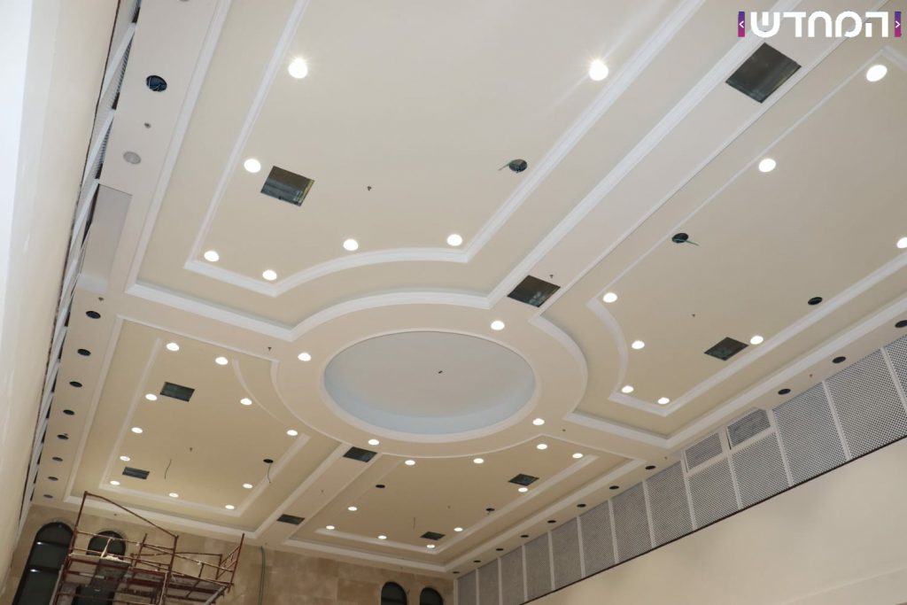 תיעוד: בית הכנסת של 'וויזשניץ -בית שמש' מוכן לקראת הימים הנוראים