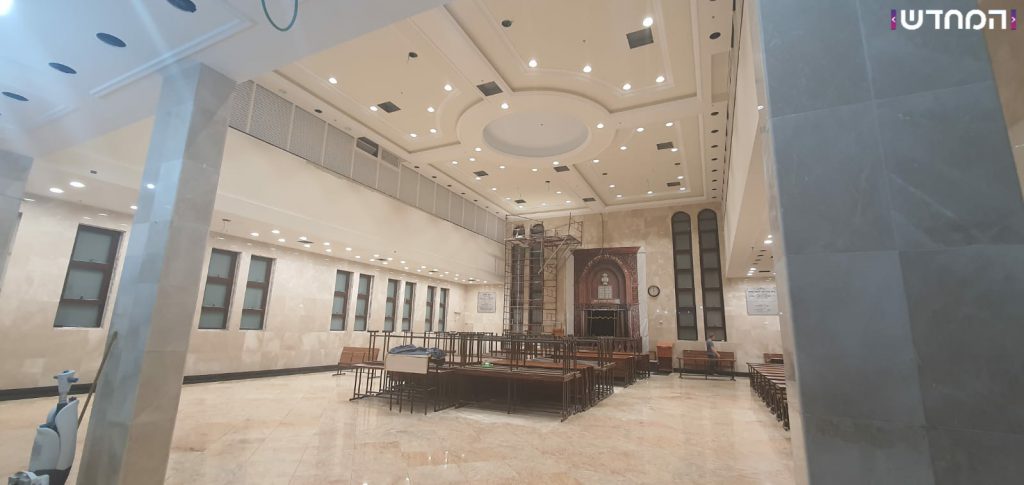 תיעוד: בית הכנסת של 'וויזשניץ -בית שמש' מוכן לקראת הימים הנוראים