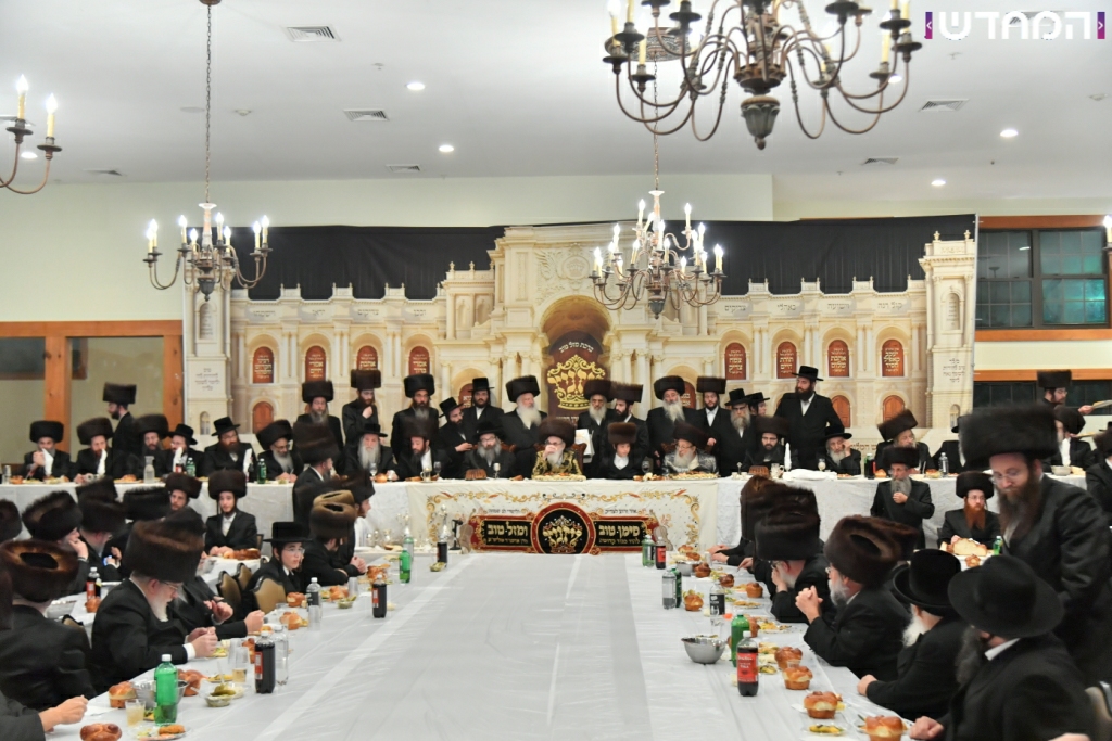 וּמִשֶּׁפַע מִצְוַת תְּפִלִּין: שמחת הבר מצווה לנכדו של הרבי מויז'ניץ