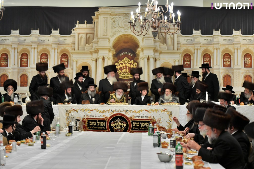 וּמִשֶּׁפַע מִצְוַת תְּפִלִּין: שמחת הבר מצווה לנכדו של הרבי מויז'ניץ