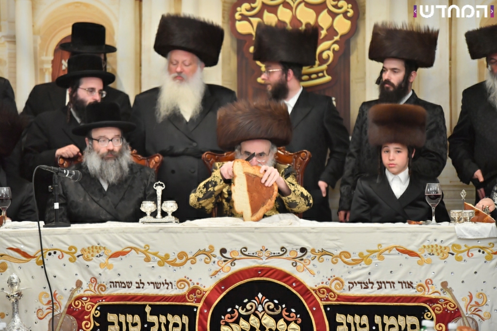 וּמִשֶּׁפַע מִצְוַת תְּפִלִּין: שמחת הבר מצווה לנכדו של הרבי מויז'ניץ