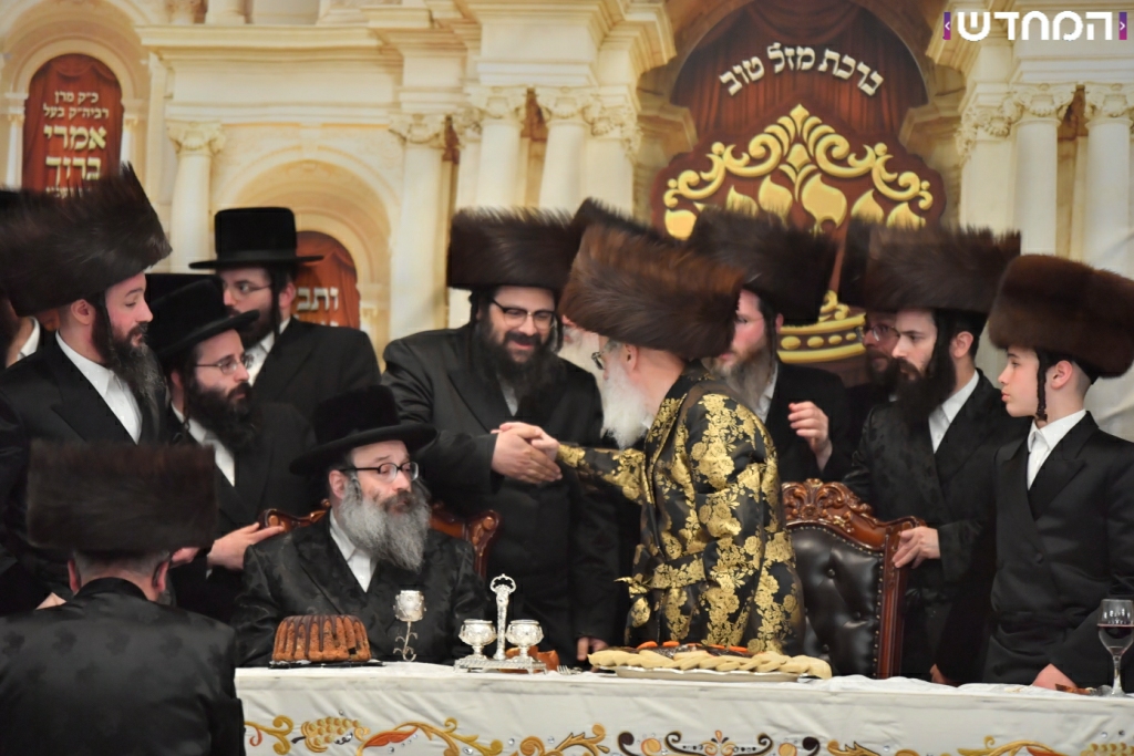 וּמִשֶּׁפַע מִצְוַת תְּפִלִּין: שמחת הבר מצווה לנכדו של הרבי מויז'ניץ