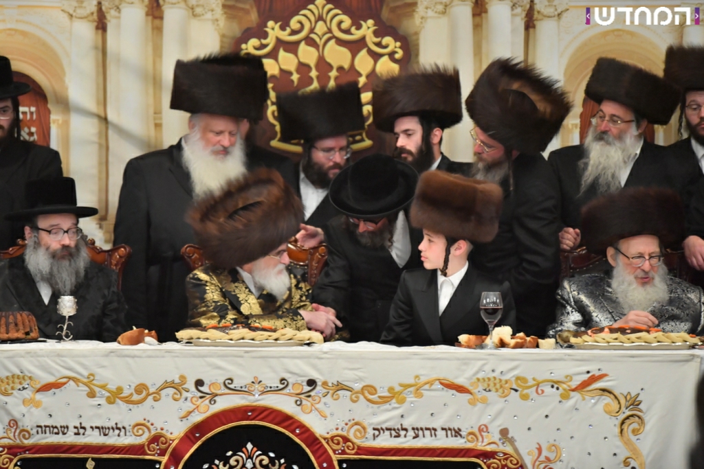 וּמִשֶּׁפַע מִצְוַת תְּפִלִּין: שמחת הבר מצווה לנכדו של הרבי מויז'ניץ