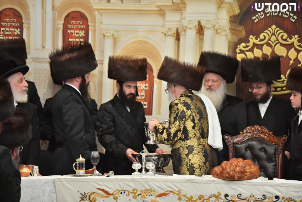 וּמִשֶּׁפַע מִצְוַת תְּפִלִּין: שמחת הבר מצווה לנכדו של הרבי מויז'ניץ