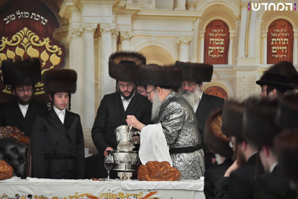 וּמִשֶּׁפַע מִצְוַת תְּפִלִּין: שמחת הבר מצווה לנכדו של הרבי מויז'ניץ