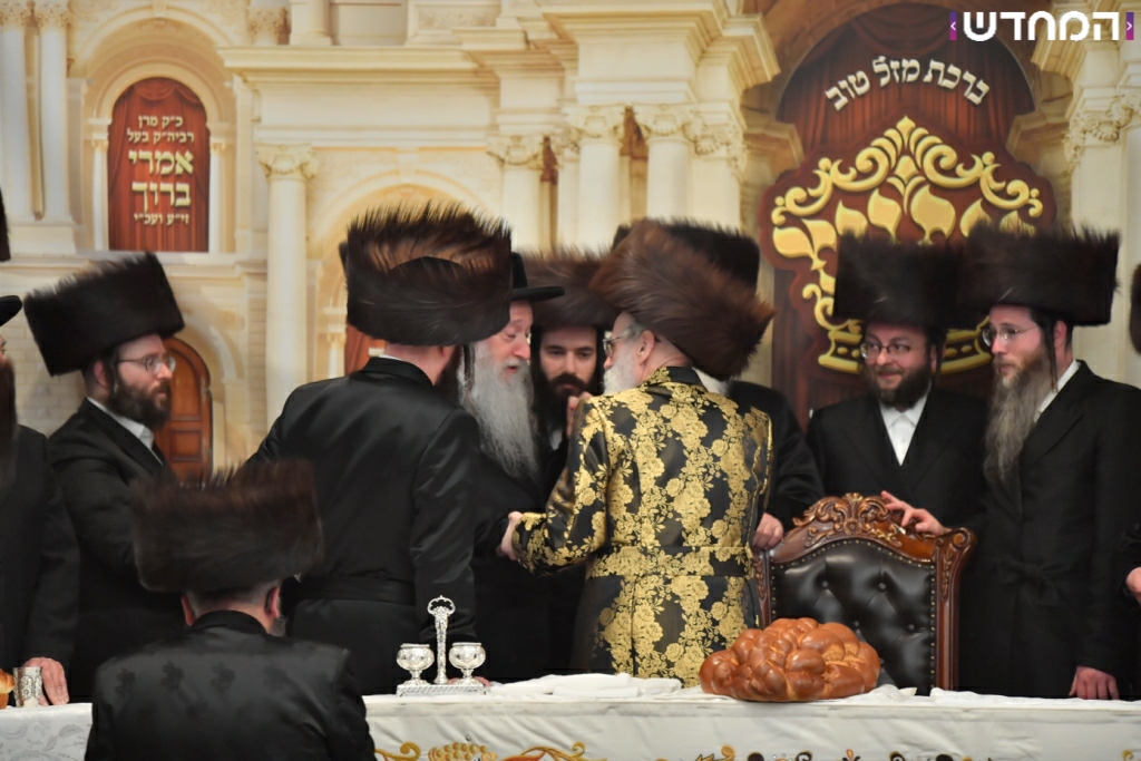 וּמִשֶּׁפַע מִצְוַת תְּפִלִּין: שמחת הבר מצווה לנכדו של הרבי מויז'ניץ