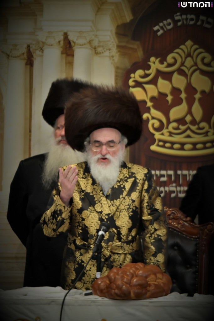 וּמִשֶּׁפַע מִצְוַת תְּפִלִּין: שמחת הבר מצווה לנכדו של הרבי מויז'ניץ