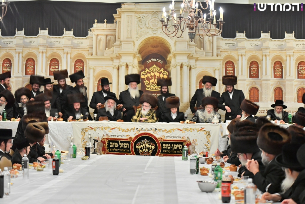 וּמִשֶּׁפַע מִצְוַת תְּפִלִּין: שמחת הבר מצווה לנכדו של הרבי מויז'ניץ