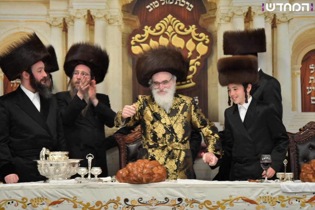 וּמִשֶּׁפַע מִצְוַת תְּפִלִּין: שמחת הבר מצווה לנכדו של הרבי מויז'ניץ