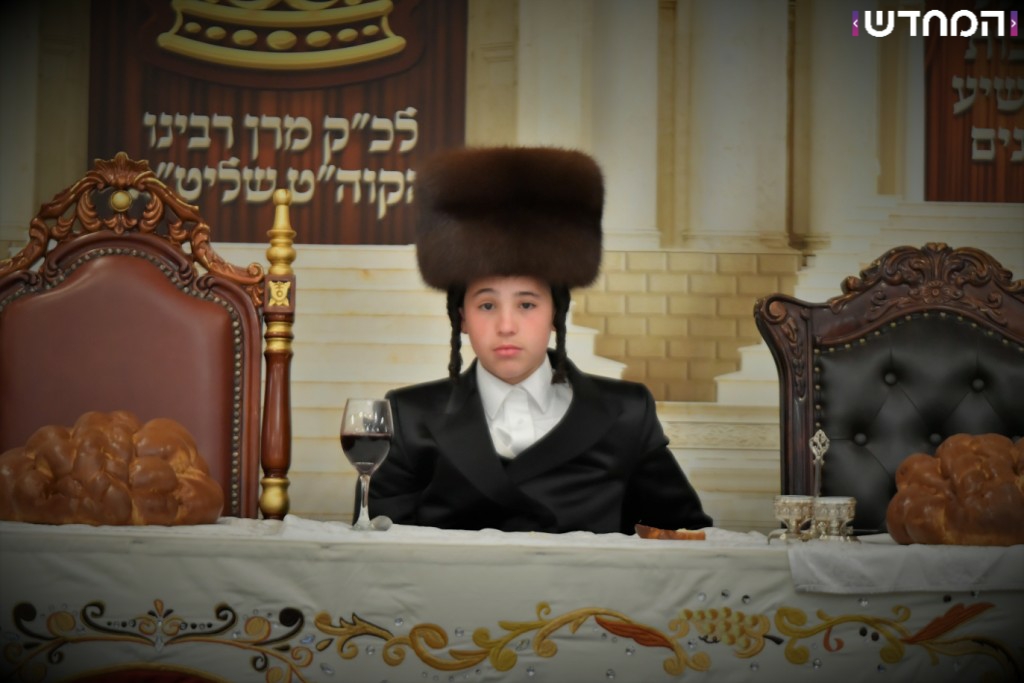 וּמִשֶּׁפַע מִצְוַת תְּפִלִּין: שמחת הבר מצווה לנכדו של הרבי מויז'ניץ