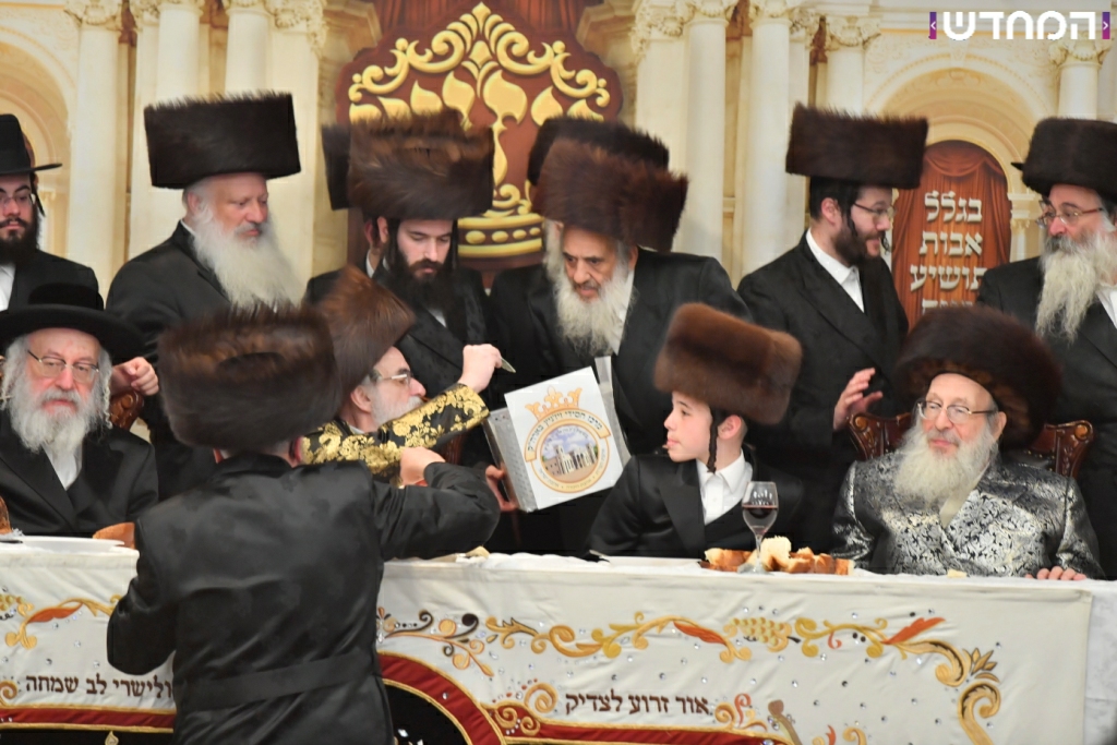 וּמִשֶּׁפַע מִצְוַת תְּפִלִּין: שמחת הבר מצווה לנכדו של הרבי מויז'ניץ