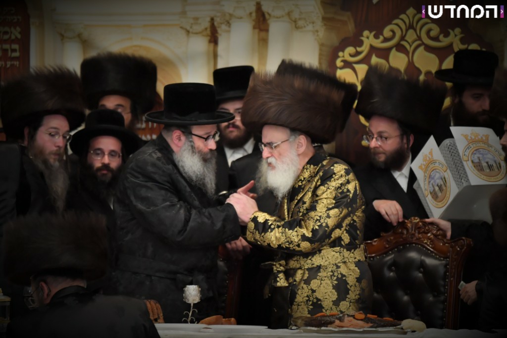 וּמִשֶּׁפַע מִצְוַת תְּפִלִּין: שמחת הבר מצווה לנכדו של הרבי מויז'ניץ