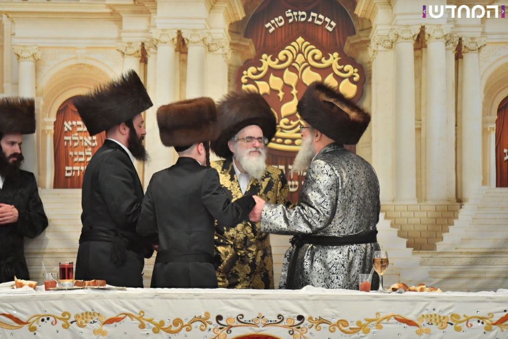 וּמִשֶּׁפַע מִצְוַת תְּפִלִּין: שמחת הבר מצווה לנכדו של הרבי מויז'ניץ