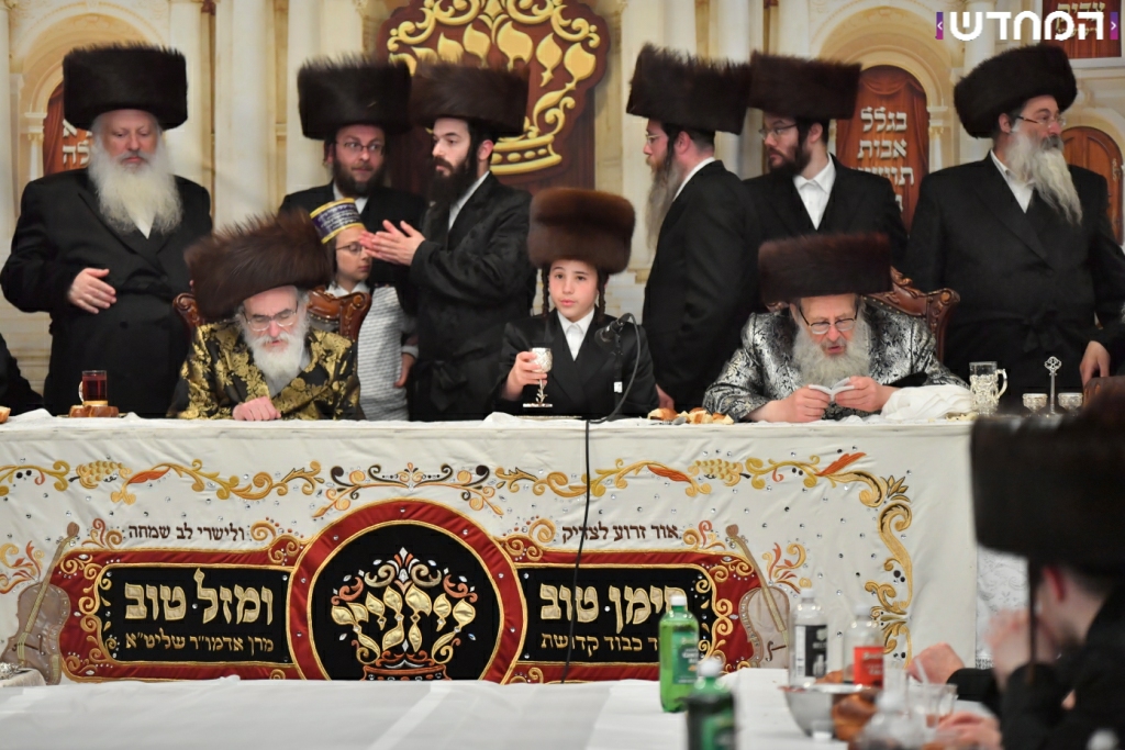 וּמִשֶּׁפַע מִצְוַת תְּפִלִּין: שמחת הבר מצווה לנכדו של הרבי מויז'ניץ