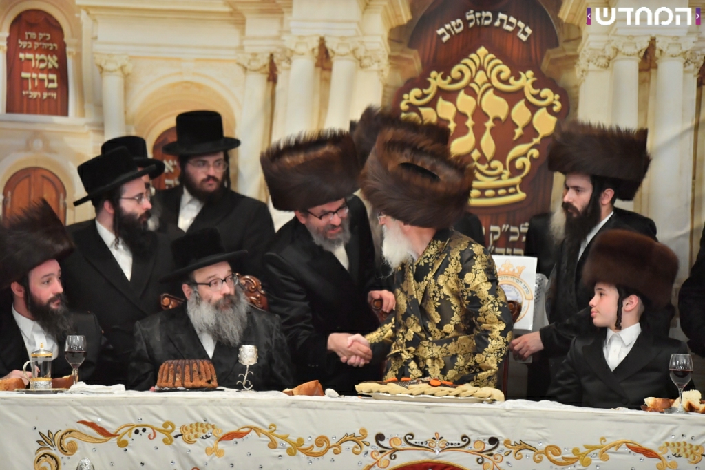 וּמִשֶּׁפַע מִצְוַת תְּפִלִּין: שמחת הבר מצווה לנכדו של הרבי מויז'ניץ