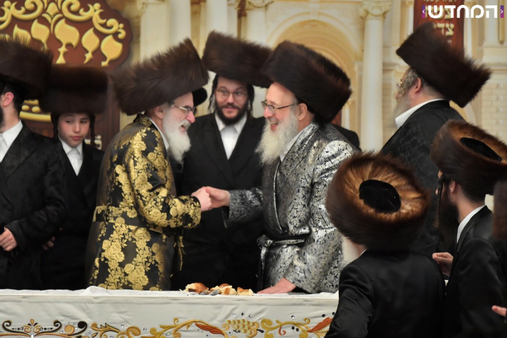 וּמִשֶּׁפַע מִצְוַת תְּפִלִּין: שמחת הבר מצווה לנכדו של הרבי מויז'ניץ