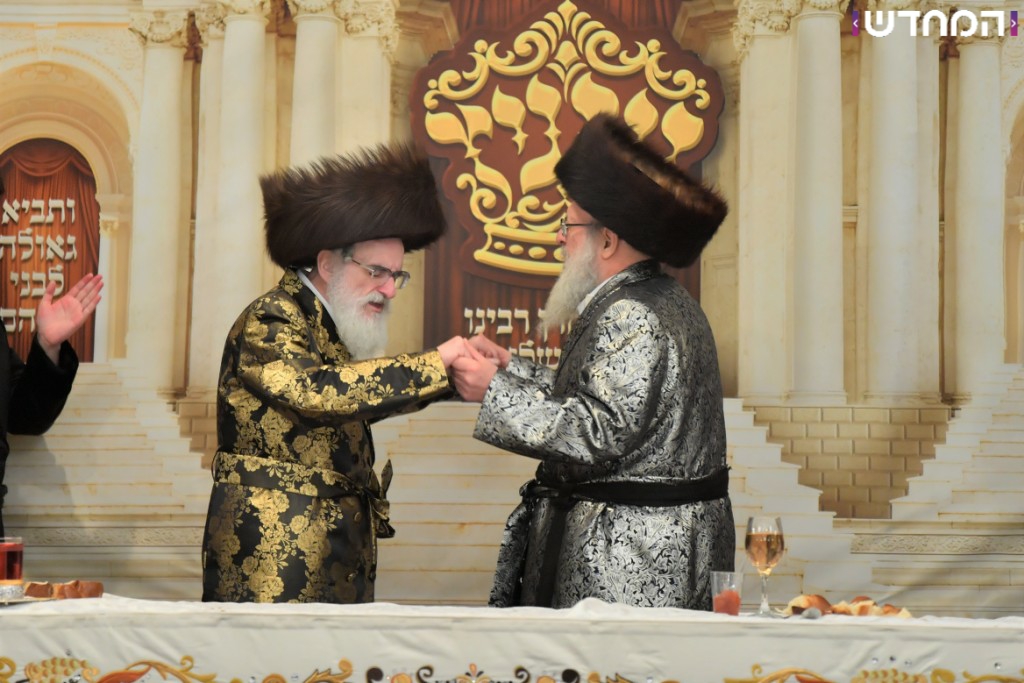 וּמִשֶּׁפַע מִצְוַת תְּפִלִּין: שמחת הבר מצווה לנכדו של הרבי מויז'ניץ