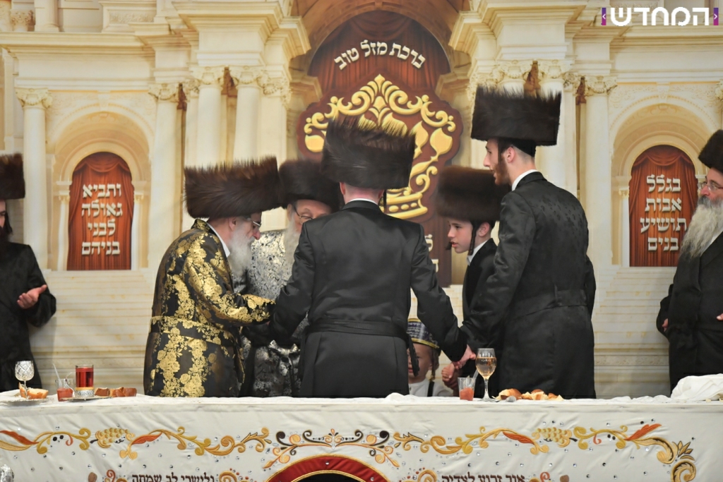 וּמִשֶּׁפַע מִצְוַת תְּפִלִּין: שמחת הבר מצווה לנכדו של הרבי מויז'ניץ