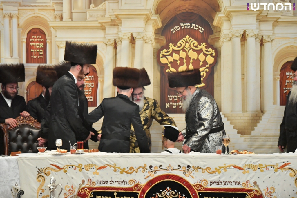 וּמִשֶּׁפַע מִצְוַת תְּפִלִּין: שמחת הבר מצווה לנכדו של הרבי מויז'ניץ