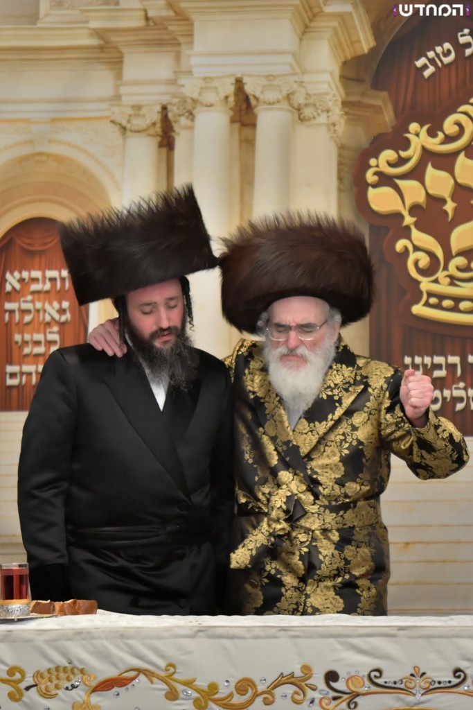 וּמִשֶּׁפַע מִצְוַת תְּפִלִּין: שמחת הבר מצווה לנכדו של הרבי מויז'ניץ