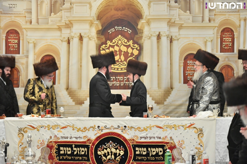 וּמִשֶּׁפַע מִצְוַת תְּפִלִּין: שמחת הבר מצווה לנכדו של הרבי מויז'ניץ