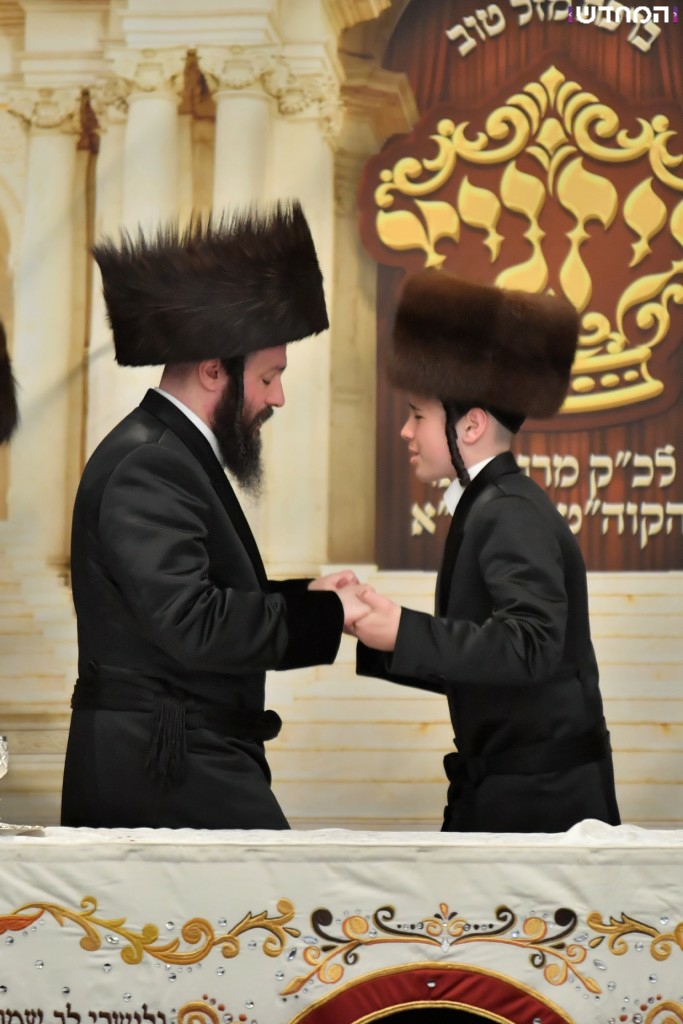 וּמִשֶּׁפַע מִצְוַת תְּפִלִּין: שמחת הבר מצווה לנכדו של הרבי מויז'ניץ