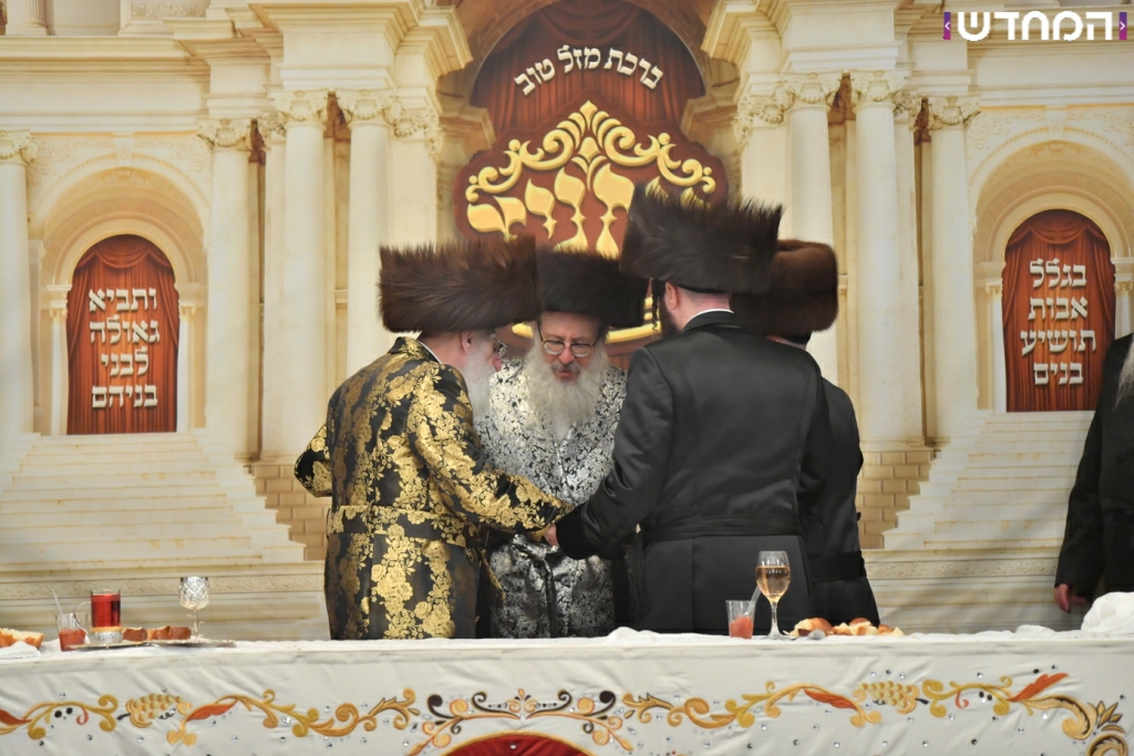 וּמִשֶּׁפַע מִצְוַת תְּפִלִּין: שמחת הבר מצווה לנכדו של הרבי מויז'ניץ