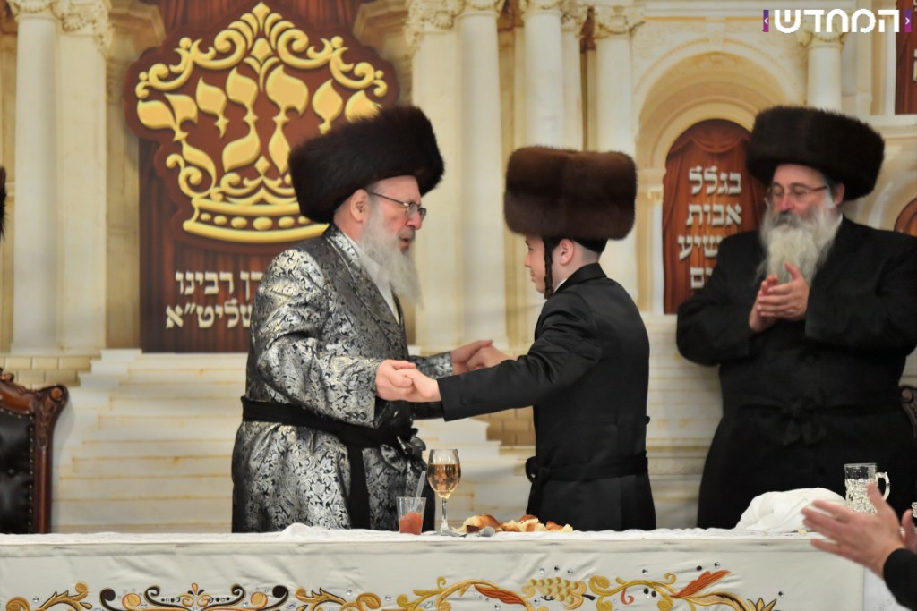 וּמִשֶּׁפַע מִצְוַת תְּפִלִּין: שמחת הבר מצווה לנכדו של הרבי מויז'ניץ