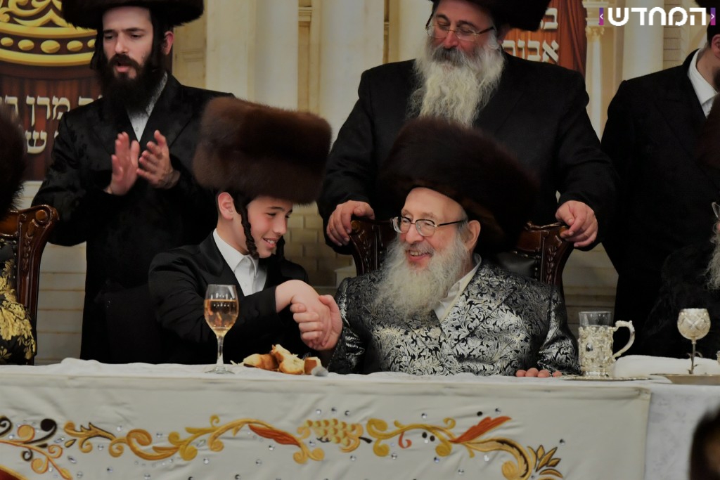 וּמִשֶּׁפַע מִצְוַת תְּפִלִּין: שמחת הבר מצווה לנכדו של הרבי מויז'ניץ