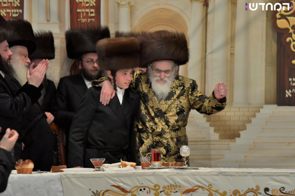 וּמִשֶּׁפַע מִצְוַת תְּפִלִּין: שמחת הבר מצווה לנכדו של הרבי מויז'ניץ