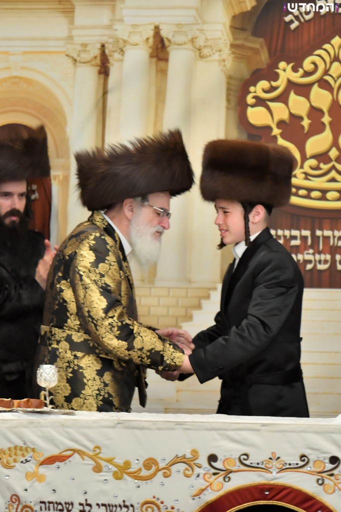 וּמִשֶּׁפַע מִצְוַת תְּפִלִּין: שמחת הבר מצווה לנכדו של הרבי מויז'ניץ