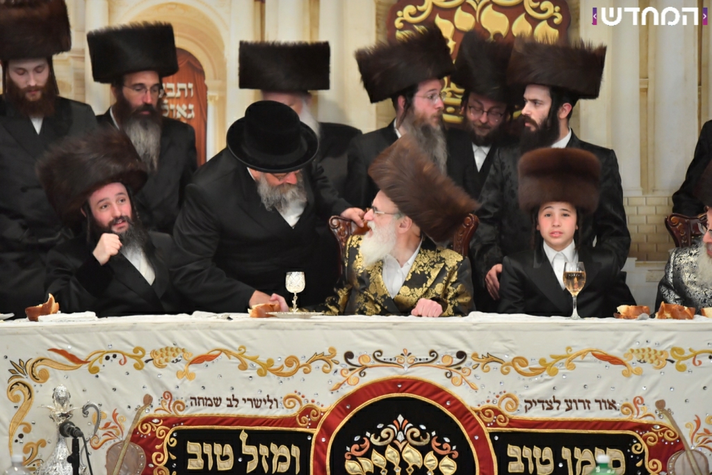 וּמִשֶּׁפַע מִצְוַת תְּפִלִּין: שמחת הבר מצווה לנכדו של הרבי מויז'ניץ