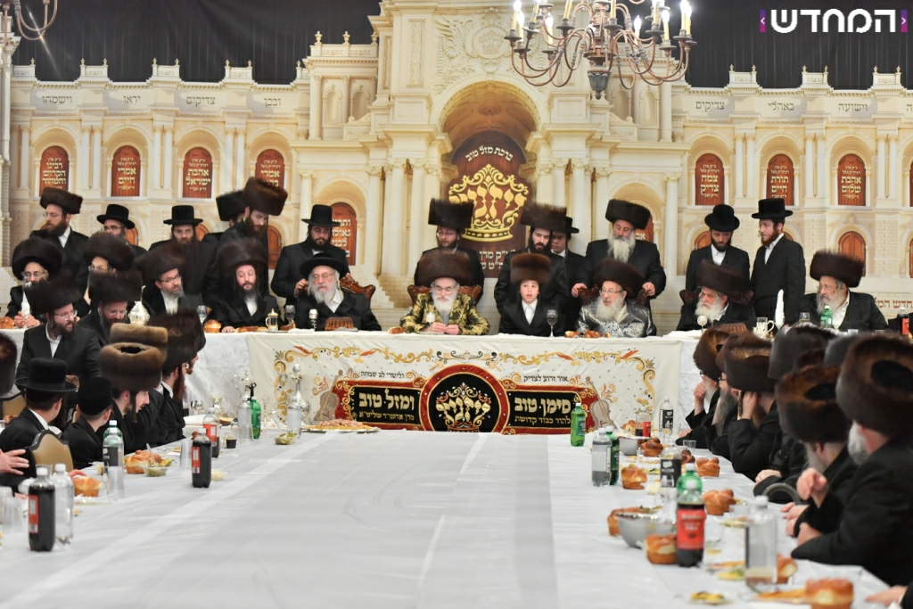 וּמִשֶּׁפַע מִצְוַת תְּפִלִּין: שמחת הבר מצווה לנכדו של הרבי מויז'ניץ