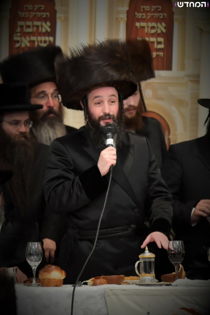 וּמִשֶּׁפַע מִצְוַת תְּפִלִּין: שמחת הבר מצווה לנכדו של הרבי מויז'ניץ