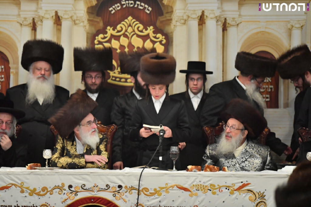 וּמִשֶּׁפַע מִצְוַת תְּפִלִּין: שמחת הבר מצווה לנכדו של הרבי מויז'ניץ