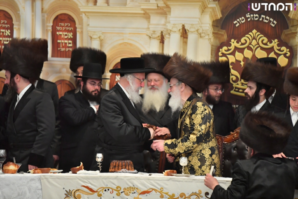 וּמִשֶּׁפַע מִצְוַת תְּפִלִּין: שמחת הבר מצווה לנכדו של הרבי מויז'ניץ